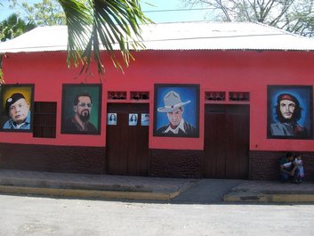 Tomás Borge, Carlos Fonseca, Augusto Sandino et Ernesto Guevara. Tomás Borge, Carlos Fonseca, Augusto Sandino et Ernesto Guevara.