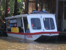Bateau-ambulance sur le Río près de Tortuguero