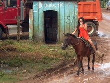 Le cheval est bien pratique quand la piste est boueuse