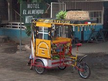 Triporteur du boulanger. Ils sont aussi utilisés pour le transport de passagers.