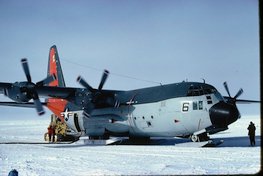 Tout le transport vers Dome C se fait depuis Mc Murdo avec les avions Hercules C130 équipés de skis Dôme C 1981-1982