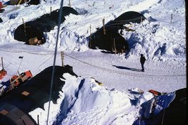 Vue générale du Camp de Dome C depuis le mât de forage. Dôme C 1981-1982