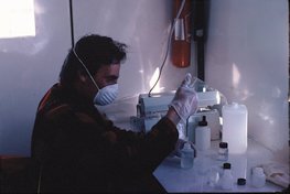 Préparation d'échantillons pour la mesure du béryllium 10 dans la glace. Dôme C 1981-1982