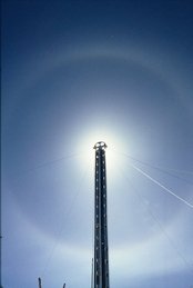 Halo observé autour du soleil lorsque des cristaux de glace sont présents dans l'atmosphère. Dôme C 1981-1982