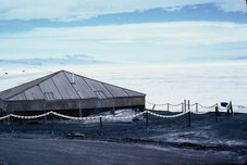 La cabane construite par l'expédition Scott pour préparer son voyage au Pole Sud. Mc Murdo 1981-1982