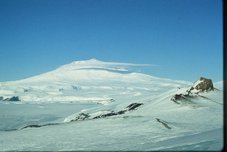 L'Erebus vu de Castle Rock. Activité paisible du volcan. Mc Murdo 1981-1982