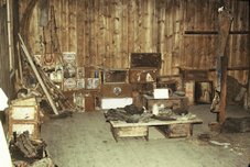 L'intérieur de la cabane de Scott, avec encore les provisions stockées en 1908. Mc Murdo 1981-1982