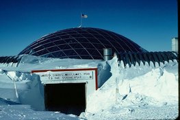 Entrée de la Station Amundsen-Scott au Pôle Sud Pôle Sud fin 1981