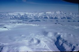 Chaîne Transantarctique et glaciers entre Mc Murdo et le Pôle Sud. Pôle Sud fin 1981