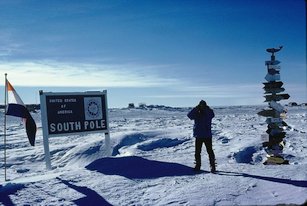 Panneaux indicateurs au Pôle Sud : Grenoble 15015 km. Pôle Sud fin 1981