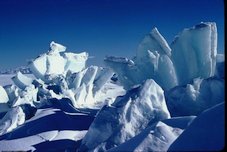Les mouvements de la glace, liés aux vents et aux courants, provoquent ces crêtes de pression. Scott Base 1981-1982