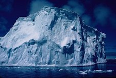 Iceberg dans les 50èmes hurlants vu depuis le Nanok S. Iceberg