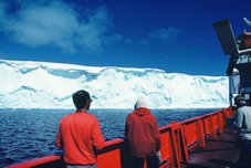 Premiers icebergs tabulaires vers 55°S entre Hobart et Casey Iceberg tabulaire