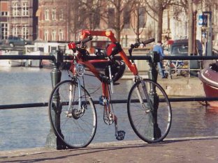 Le vélo du Crab se déplace latéralement (transmission très complexe) Le vélo du Crabe