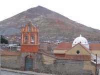 Le Cerro Rico derrière l'église San Sebastian