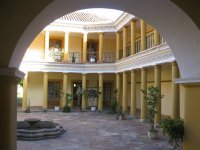 Cour intérieure d'une maison coloniale, devenue centre culturel