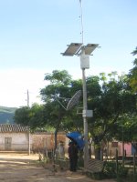 San Juan del Rosario, village bolivien difficile d'accès : téléphone par satellite avec alimentation par panneaux solaires.
