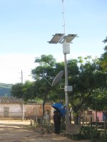 San Juan del Rosario, village bolivien difficile d'accès : téléphone par satellite avec alimentation par panneaux solaires. San Juan del Rosario, village bolivien difficile d'accès : téléphone par satellite avec alimentation par panneaux solaires.