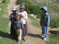 Enfants Amérindiens sur l'Isla del Sol, Lac Titicaca. Enfants Amérindiens sur l'Isla del Sol, Lac Titicaca.