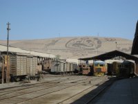 Gare de Tacna. Le climat très sec permet aux géoglyphes sur les collines de se conserver très longtemps.