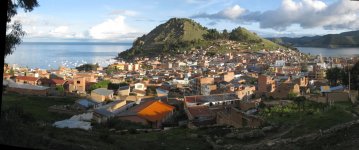 Vue générale de Copacabana au bord du Lac Titicaca Vue générale de Copacabana au bord du Lac Titicaca