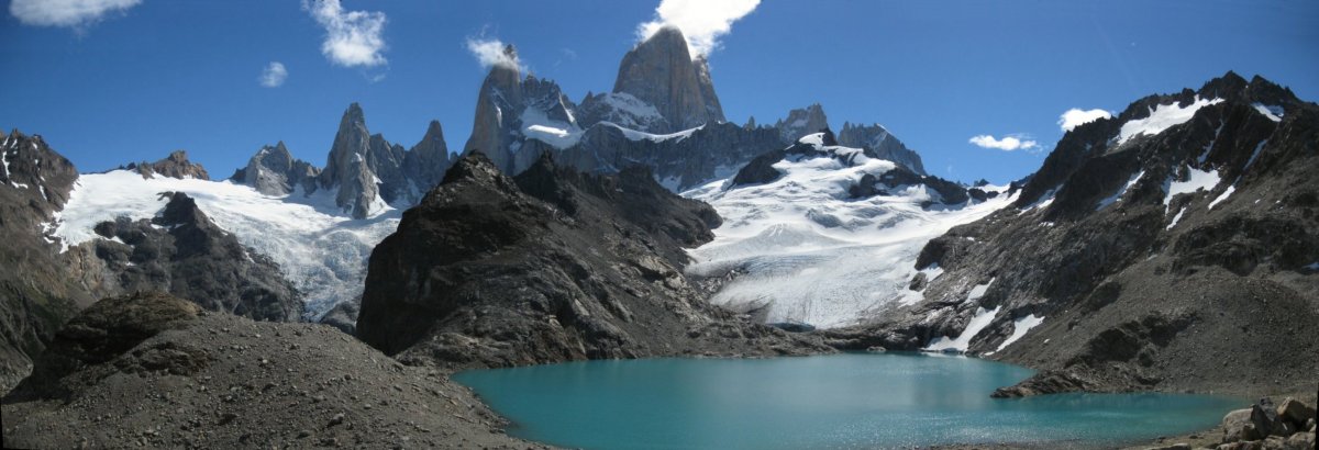 Panorama du Fitz Roy, avec au premier plan la Laguna de Los Tres