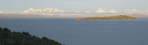 Isla de la Luna, sur le Lac Titicaca. A l'arrière plan, la Cordillera Central.