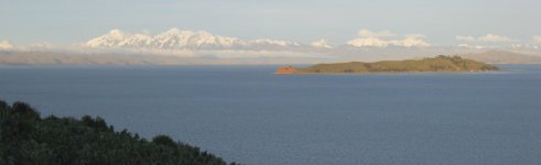 Isla de la Luna, sur le Lac Titicaca. A l'arrière plan, la Cordillera Central. Isla de la Luna, sur le Lac Titicaca. A l'arrière plan, la Cordillera Central.