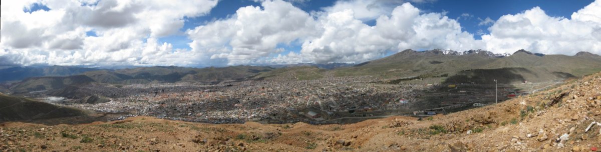 Panorama de Potosí, vue depuis les pentes du Cerro Rico Panorama de Potosí, vue depuis les pentes du Cerro Rico