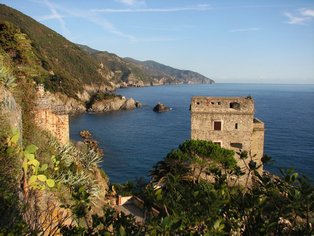 Monterosso (Torre Aurora entre les deux parties de la ville)