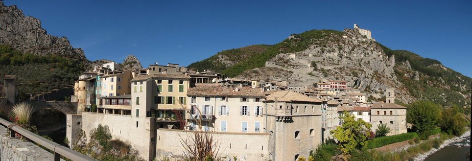 Entrevaux. On distingue le pont, la Vieille ville et la Citadelle.