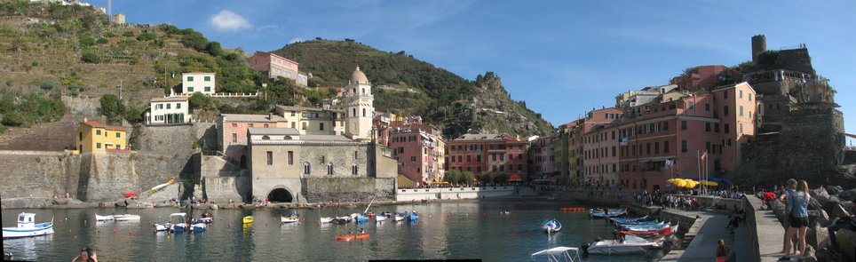 Vue panoramique de Vernazza depuis le port