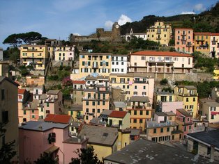 Riomaggiore le matin (partie déjà exposée au soleil)