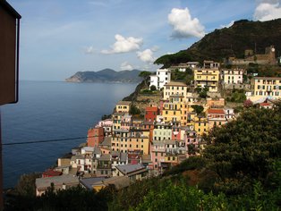 Riomaggiore le matin. On distingue au Nord la limite de la Côte des Cinque Terre)