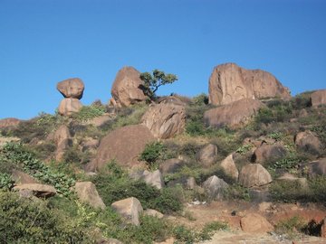 Cette colline rocheuse surplombe Babile. Je l'avais déjà gravie en 2014.