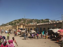 Le Marché Kefira est au Sud de la Ville. Il déborde largement de ses murs et il y a d'autres marchés à Dire Dawa.