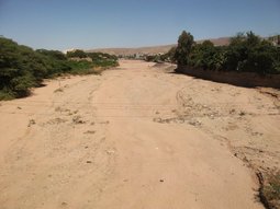 La rivière Dechatu a rarement de l'eau. Plusieurs routes la traversent, et il existe un pont.