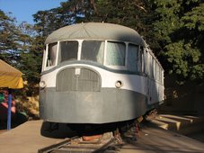 Cet autorail, exposé devant la gare, date de 1938. La partie basse est une réparation.