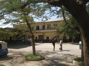 Dans la cour de l"Alliance Française. Il y a plusieurs classes d'école.