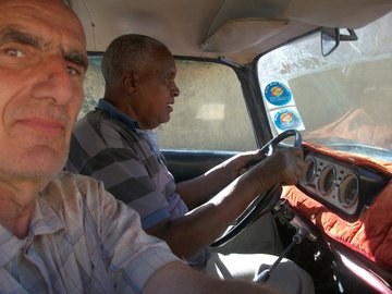 Dans la Peugeot 404 de 1960.