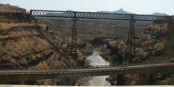Un peu à l'Est de Awash, quatre ponts franchissent la rivière. Le plus au Sud est celui de l'ancienne ligne de chemin de fer. La route est à chaussées séparées et utilise deux ponts. Enfin, derrière le photographe, il y a le pont de la nouvelle ligne de chemin de fer.