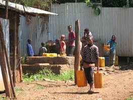 L'eau est plutôt abondante dans les montagnes de l'Ouest, mais il faut aller à la pompe