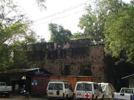 Un vieux bâtiment (sans doute un fort) qui date de l'occupation italienne. Il porte les lettres ILCI.