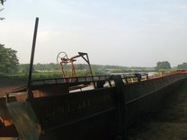 Un ancien bateau à l'emplacement du port.