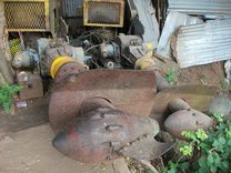 Quelques vestiges de bateaux témoignent de l'ancienne activité du port.