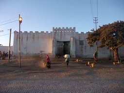 La Porte Est (ou Herer Gate ou encore Argob Bari) : c'est par cette Porte que Richard Burton est entré à Harar en 1854.