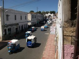 La rue principale de la Vieille Ville, entre la Porte Ouest et la Place de la Cathédrale.