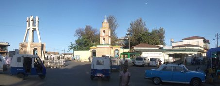 Au bout de la rue principale il y a cette Place, avec la Cathédrale