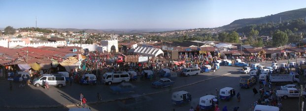 Vue panoramique. On distingue la Vieille Ville devant la Porte du marché.