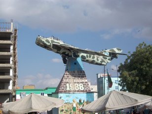 Monument commémoratif de la guerre. Il s'agit d'un MIG-17 de l'armée somalienne (ennemie des indépendantistes du Somaliland).